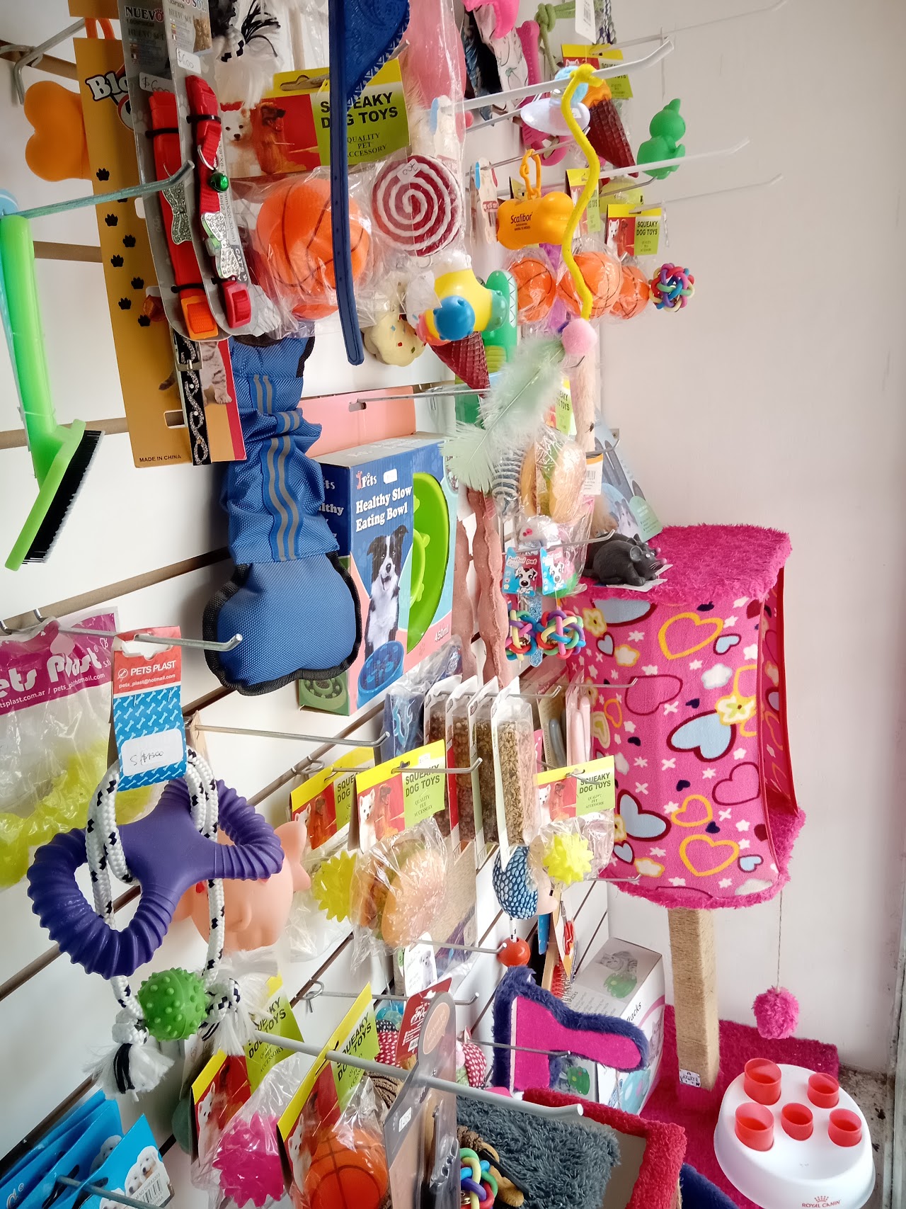 Góndola de productos del pet shop